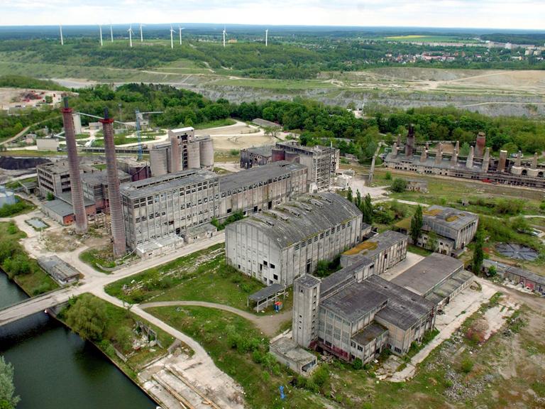 Blick auf das ehemalige Futterphosphatwerk in Rüdersdorf östlich von Berlin in Brandenburg, aufgenommen am 26.06.2004. In diesem Werk waren zu DDR-Zeiten rund 500 Menschen beschäftigt. Die Fabrik wurde inzwischen stillgelegt.