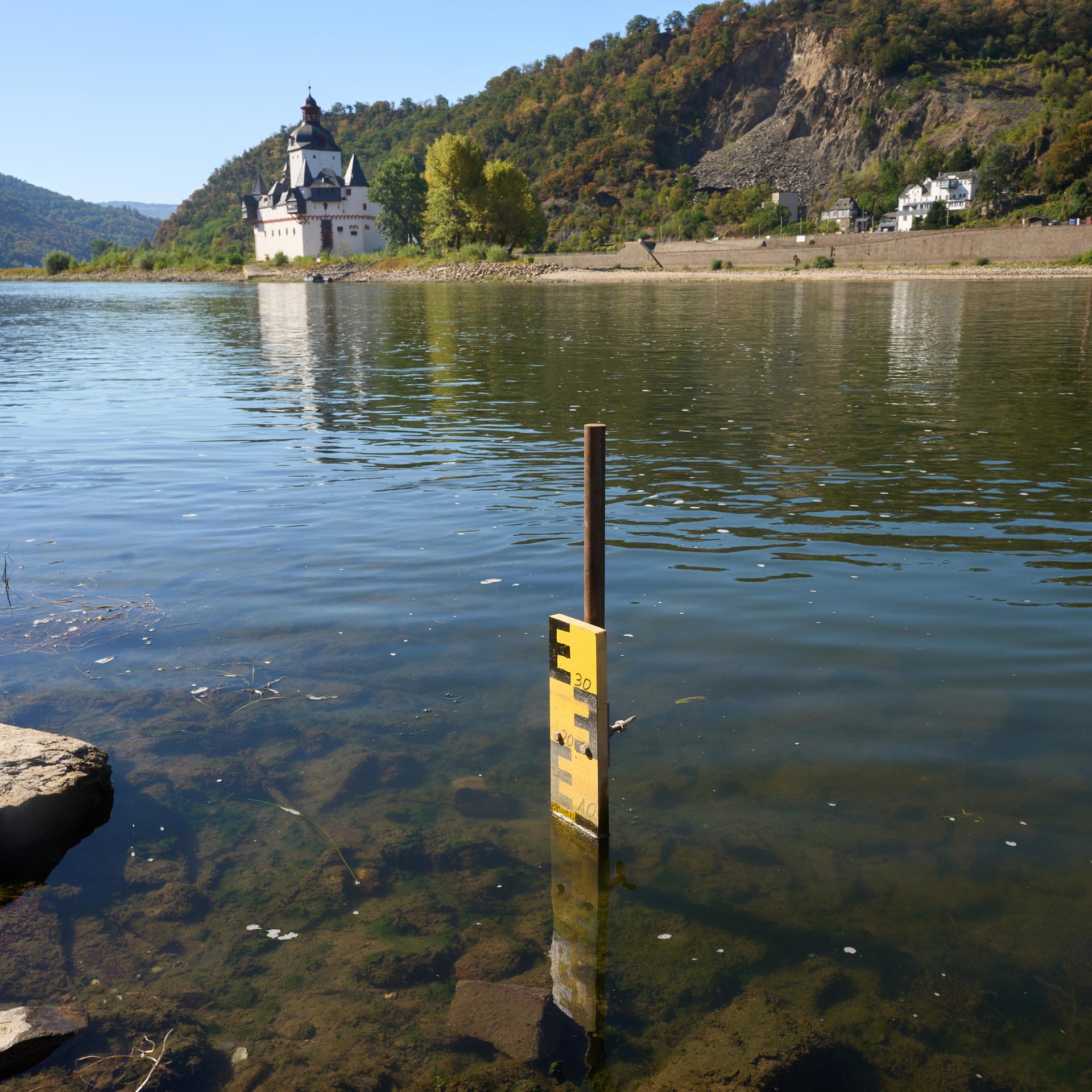Man sieht den analogen Pegel im Rhein bei Kaub.