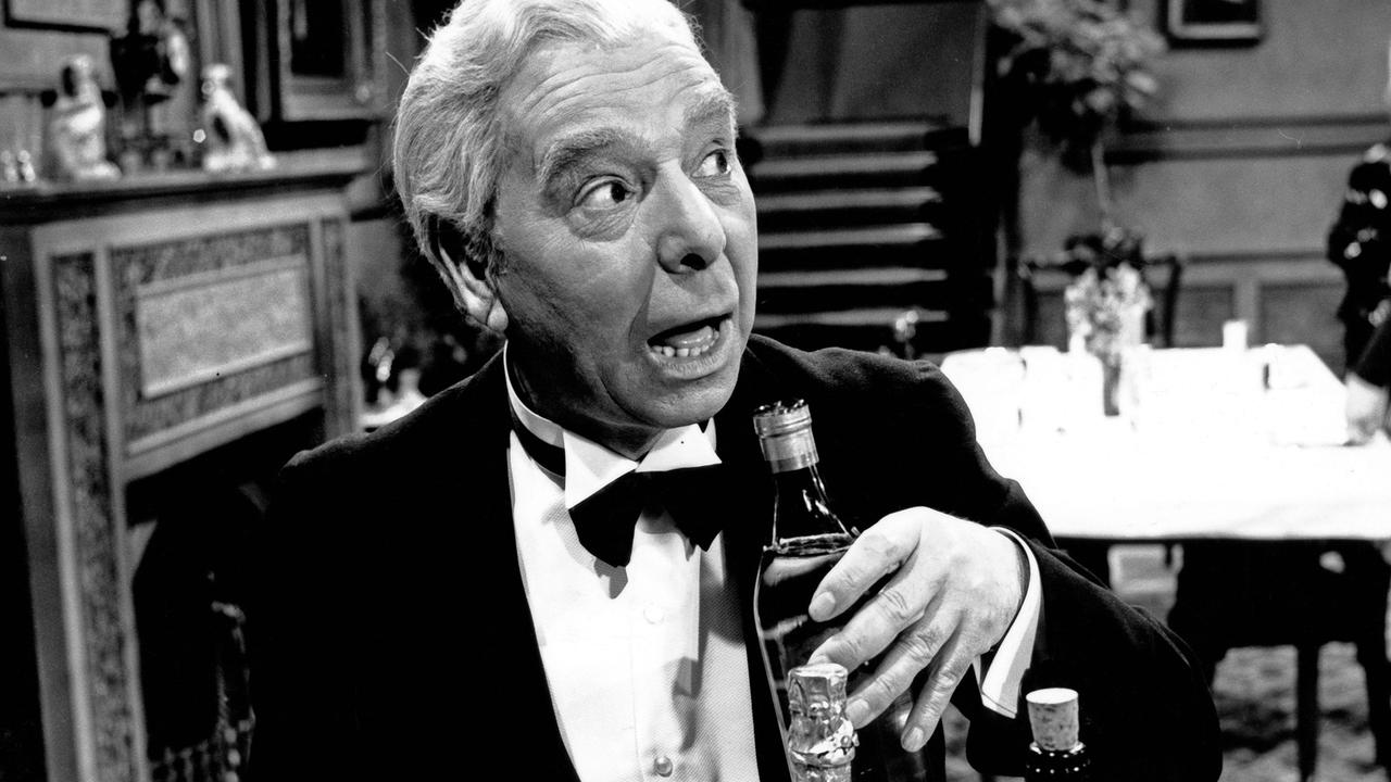 Freddie Frinton als Butler James in dem Sketch "Dinner for One oder Der 90. Geburtstag" als Fernsehproduktion des NDR 1963. Freddie Frinton als Butler James in dem Sketch "Dinner for One oder Der 90. Geburtstag" als Fernsehproduktion des NDR 1963.