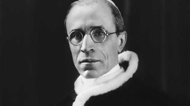 Schwarz-Weiß-Porträt von Papst Pius XII.