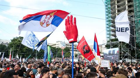 Studierende protestieren am 23. Mai 2026 unter dem Motto „Du und ich, Slavija“ mit Fahnen und Plakaten auf dem Slavija-Platz im Zentrum von Belgrad und fordern vorgezogene Parlamentswahlen. Studierende protestieren am 23. Mai 2026 unter dem Motto „Du und ich, Slavija“ mit Fahnen und Plakaten auf dem Slavija-Platz im Zentrum von Belgrad und fordern vorgezogene Parlamentswahlen.