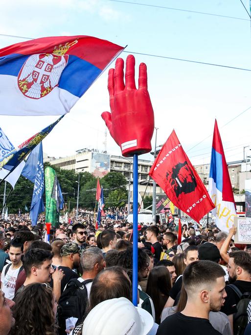 Studierende protestieren am 23. Mai 2026 unter dem Motto „Du und ich, Slavija“ mit Fahnen und Plakaten auf dem Slavija-Platz im Zentrum von Belgrad und fordern vorgezogene Parlamentswahlen.