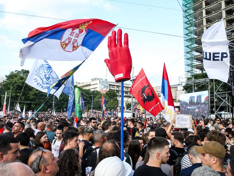 Studierende protestieren am 23. Mai 2026 unter dem Motto „Du und ich, Slavija“ mit Fahnen und Plakaten auf dem Slavija-Platz im Zentrum von Belgrad und fordern vorgezogene Parlamentswahlen.