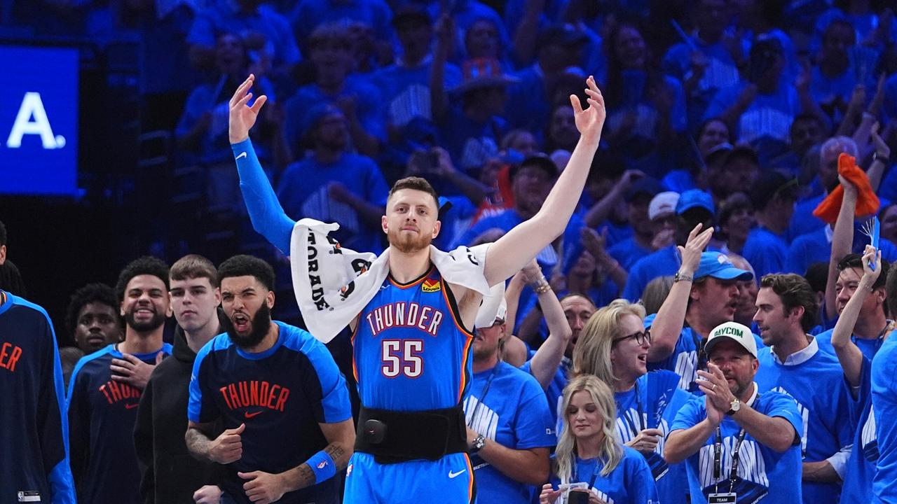 Der Center von Oklahoma City Thunder, Isaiah Hartenstein, jubelt nach einem 3-Punkte-Wurf seines Teamkollegen.