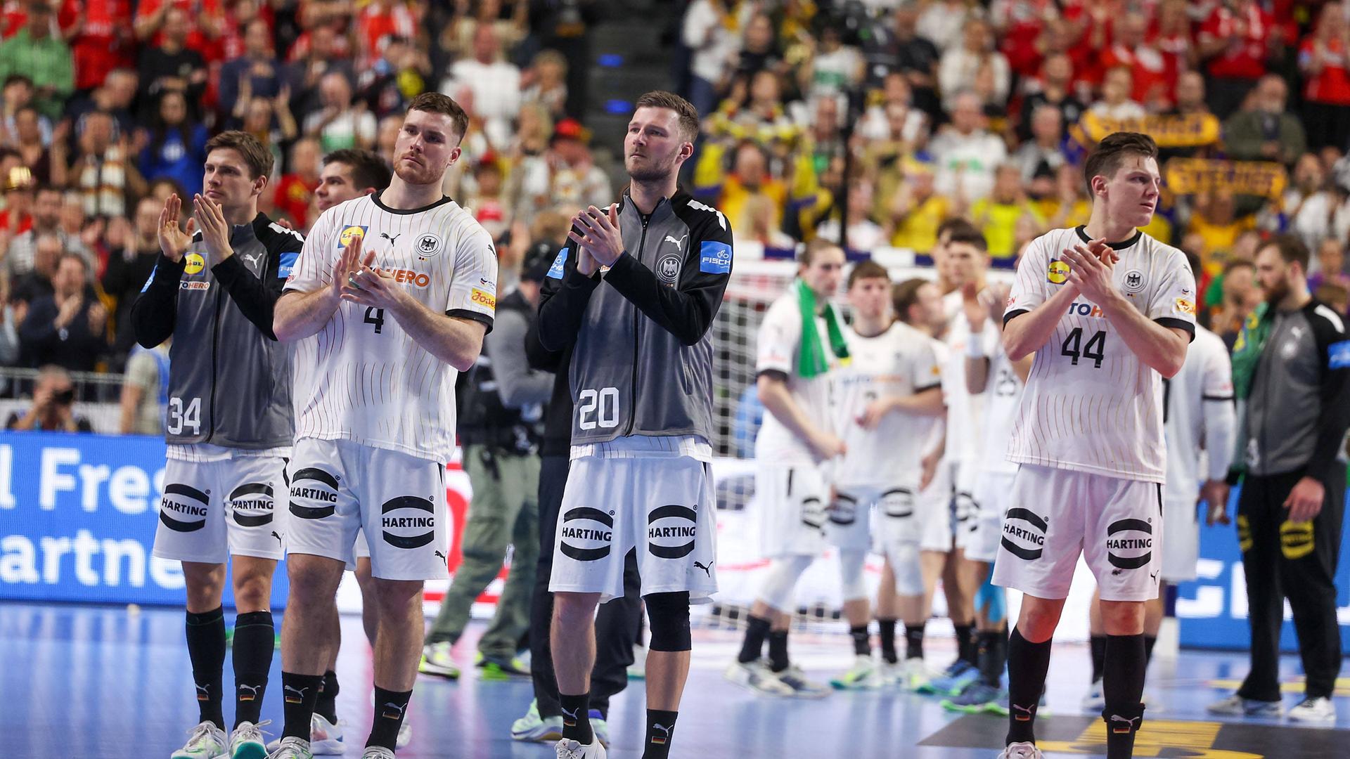 Die deutsche Handball-Nationalmannschaft verabschiedet sich von den Fans.