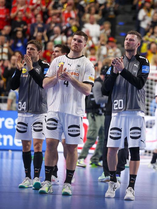 Die deutsche Handball-Nationalmannschaft verabschiedet sich von den Fans.
