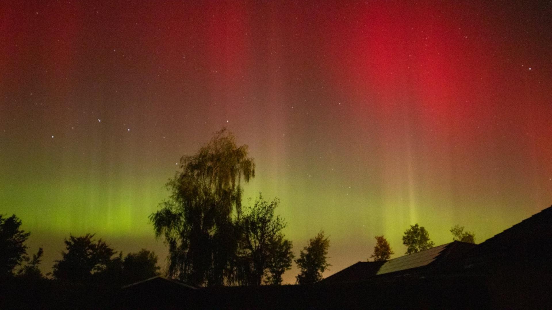 Ein rötliches und grünliches Polarlicht vor dem Großen Wagen. Die Farbe ist auf Fotografien stets etwas übertrieben, doch auch mit bloßem Auge sind oft Grün- und Rottöne zu erkennen.  Ein rötliches und grünliches Polarlicht vor dem Großen Wagen. Die Farbe ist auf Fotografien stets etwas übertrieben, doch auch mit bloßem Auge sind oft Grün- und Rottöne zu erkennen.
