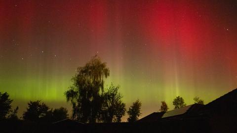 Ein rötliches und grünliches Polarlicht vor dem Großen Wagen. Die Farbe ist auf Fotografien stets etwas übertrieben, doch auch mit bloßem Auge sind oft Grün- und Rottöne zu erkennen. 