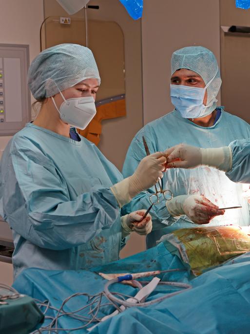 Ein Ãrzteteam operiert einen Patienten Operationssaal- 