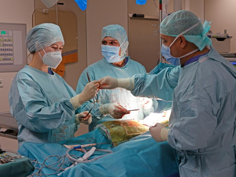 Ein Ãrzteteam operiert einen Patienten Operationssaal- 