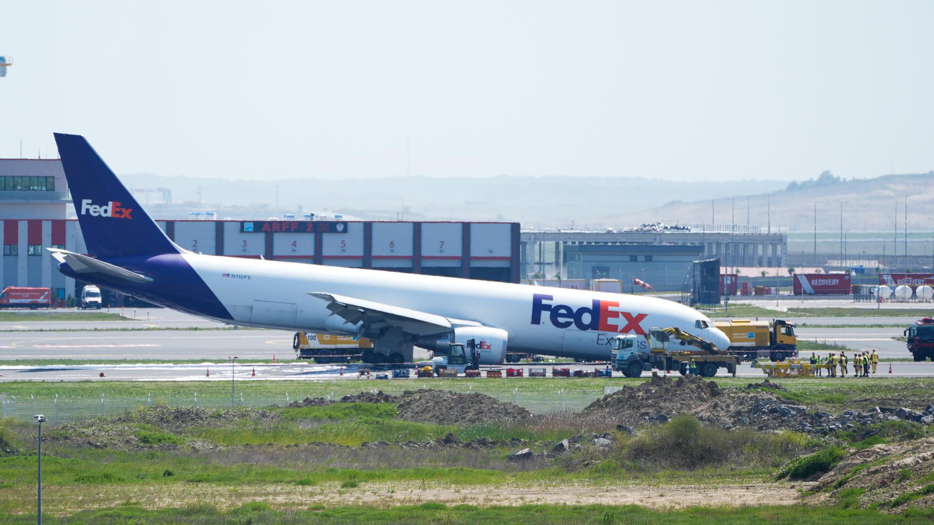 Ein Flugzeug steht auf einem Flughafen, im Hintergrund sieht man den Tower. Das Flugzeug ist nach vorne gelehnt, es berührt mit der Nase den Boden. Ein Flugzeug steht auf einem Flughafen, im Hintergrund sieht man den Tower. Das Flugzeug ist nach vorne gelehnt, es berührt mit der Nase den Boden.