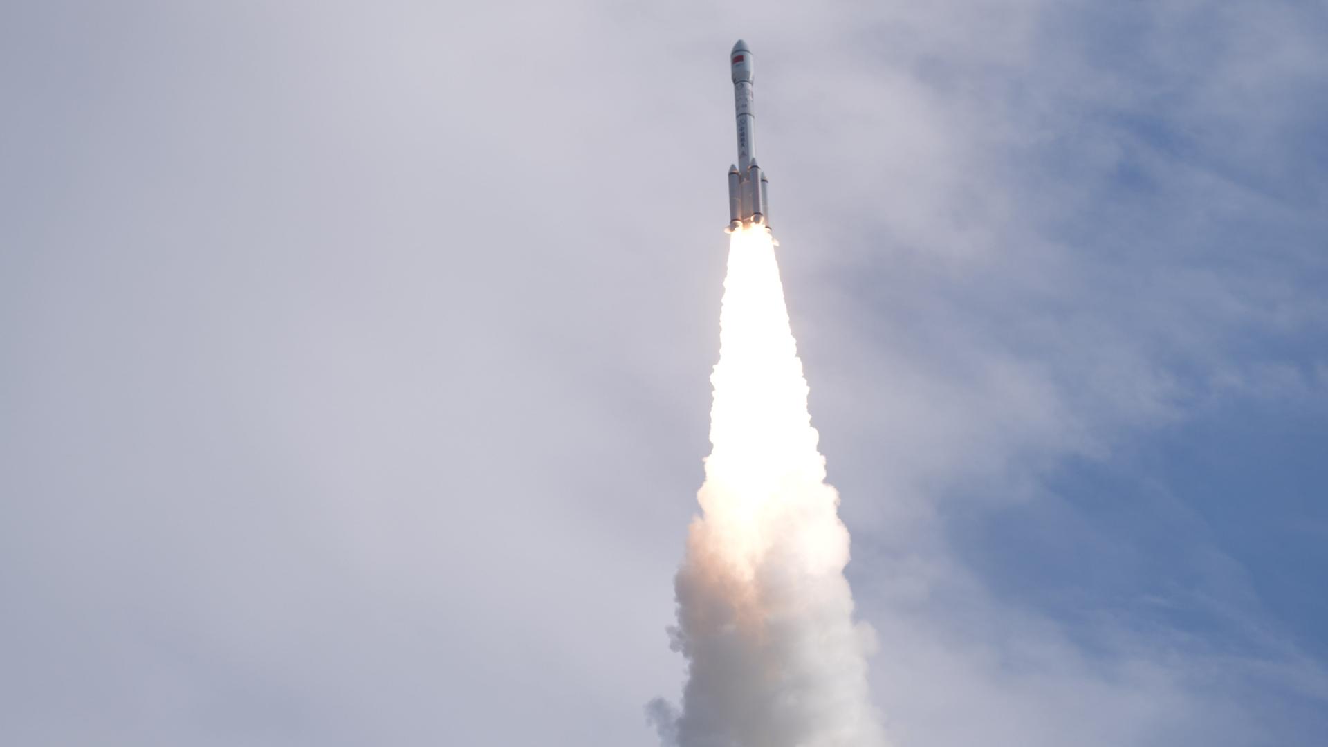 Eine chinesische Rakete steigt auf. Eine chinesische Rakete steigt auf.