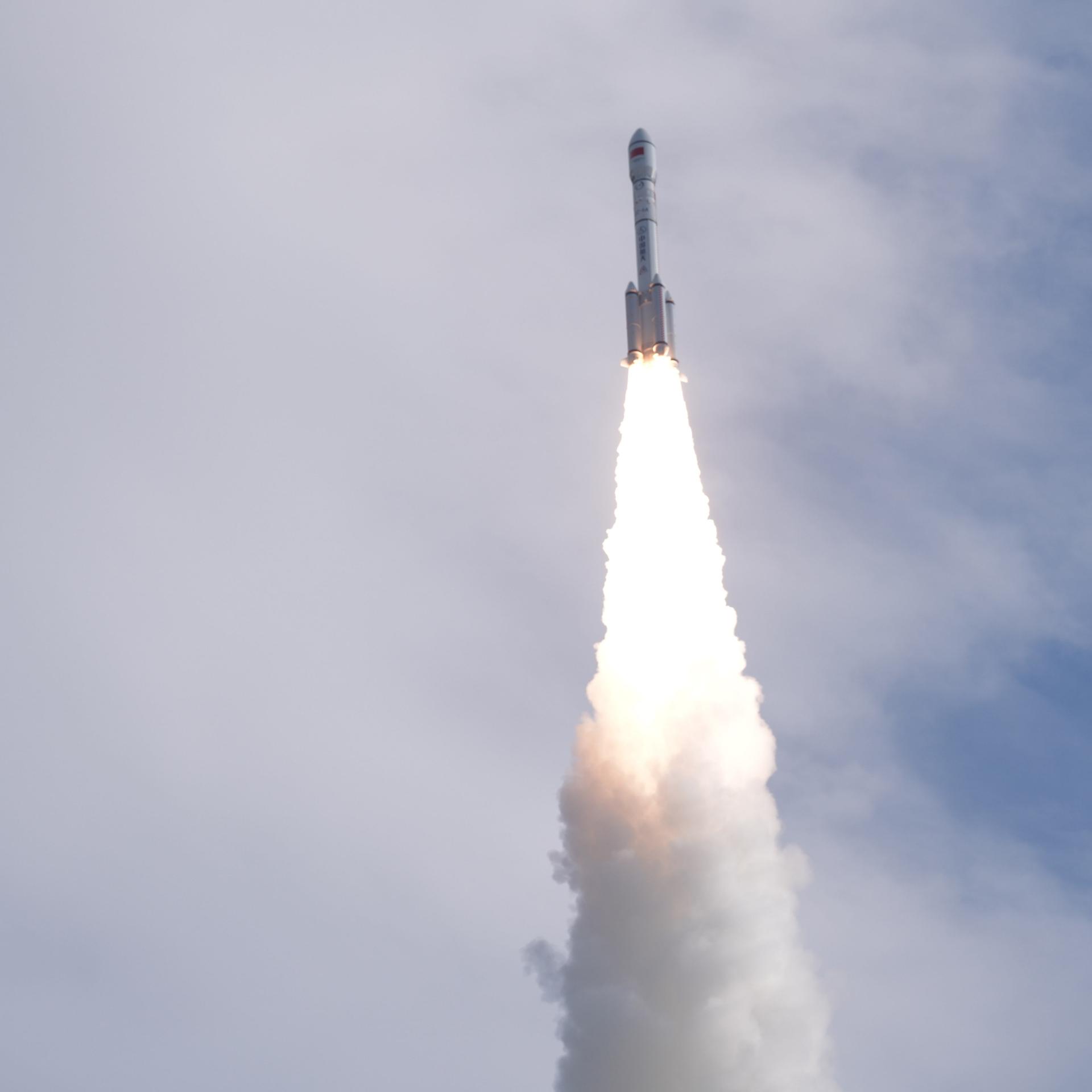 Eine chinesische Rakete steigt auf.