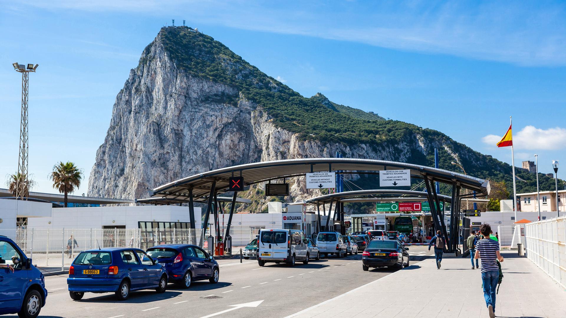 Grenzübergang zwischen Spanien und Gibraltar. Im Hintergrund ist der Fels von Gibraltar zu sehen. Grenzübergang zwischen Spanien und Gibraltar. Im Hintergrund ist der Fels von Gibraltar zu sehen.