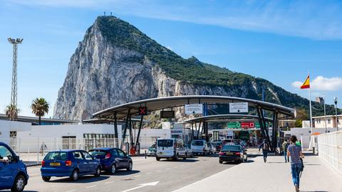 Grenzübergang zwischen Spanien und Gibraltar. Im Hintergrund ist der Fels von Gibraltar zu sehen.