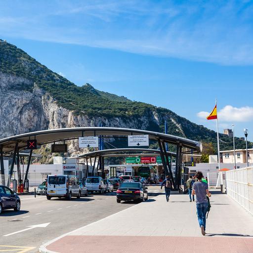 Grenzübergang zwischen Spanien und Gibraltar. Im Hintergrund ist der Fels von Gibraltar zu sehen.