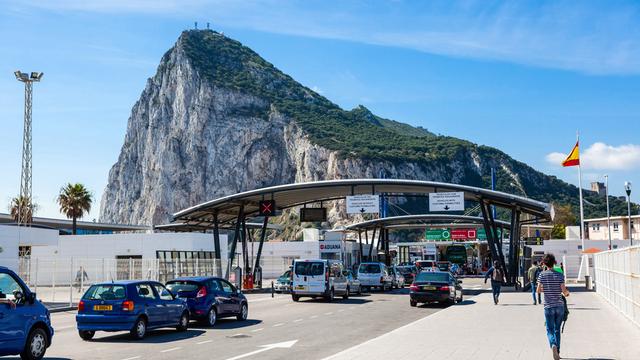 Grenzübergang zwischen Spanien und Gibraltar. Im Hintergrund ist der Fels von Gibraltar zu sehen.