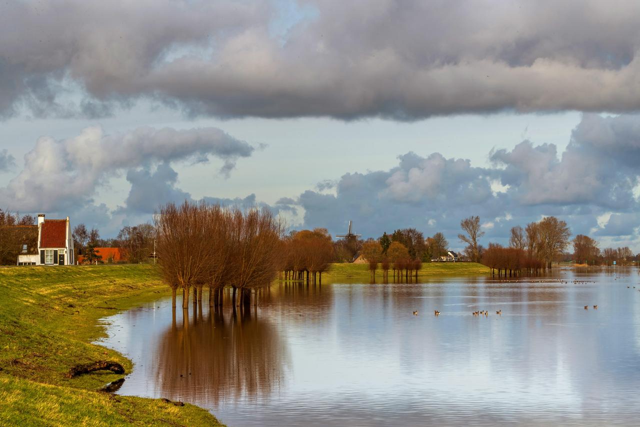 Hochwasser der Ijssel im Winter in den Niederlande, Overijssel, Terwolde 