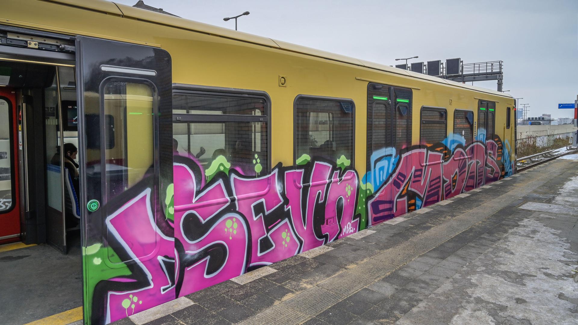 Graffiti an einer S-Bahn in Berlin Graffiti an einer S-Bahn in Berlin