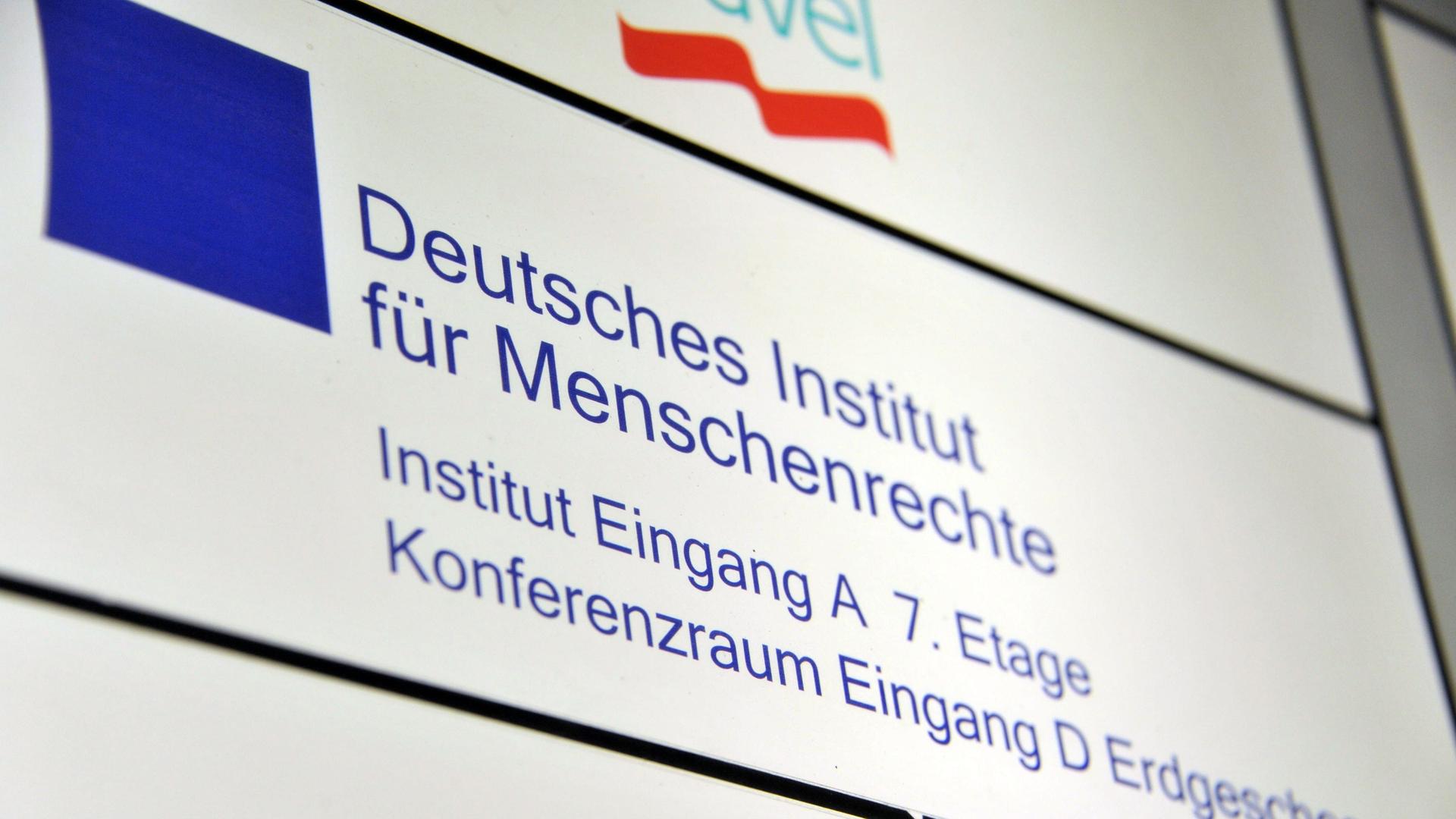 Das Eingangsschild des Deutschen Instituts für Menschenrechte in Berlin.