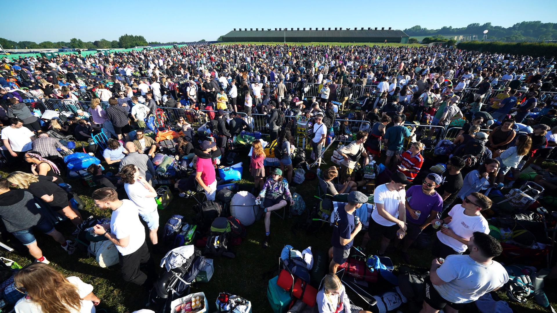 Festivalbesucher warten auf Einlass zum Glastonbury-Festival 2022 auf der Worthy Farm in Somerset.