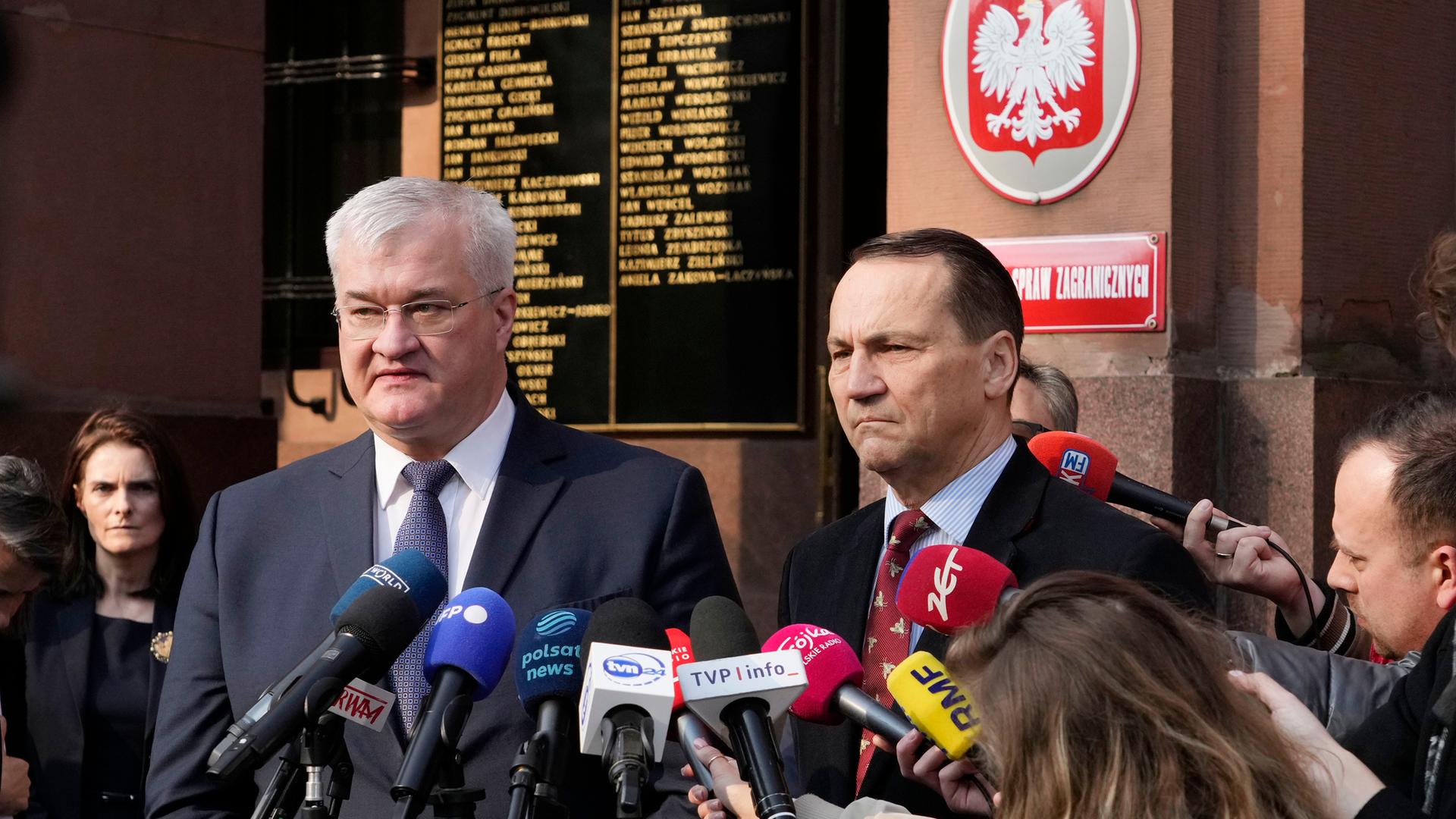 Der ukrainische Außenminister Andrij Sybiha (l) und der polnische Außenminister Radek Sikorski sprechen während einer Pressekonferenz in Warschau.