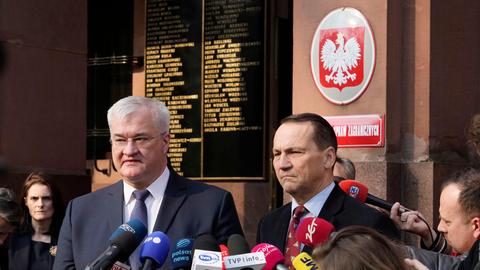 Der ukrainische Außenminister Andrij Sybiha (l) und der polnische Außenminister Radek Sikorski sprechen während einer Pressekonferenz in Warschau.