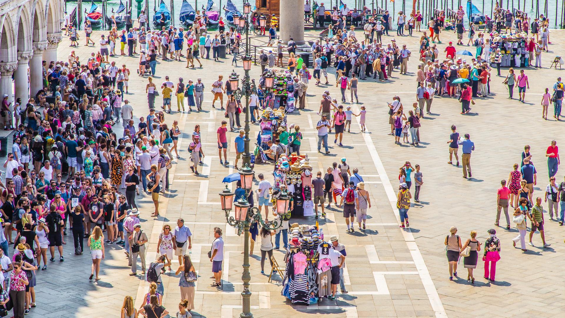 Viele Menschen (Touristen) auf dem Markusplatz in Venedig.