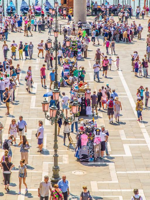 Viele Menschen (Touristen) auf dem Markusplatz in Venedig.