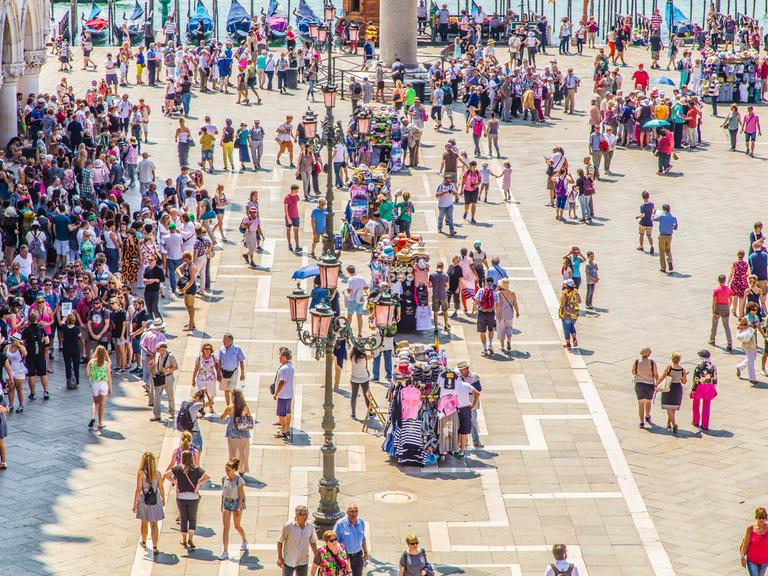 Viele Menschen (Touristen) auf dem Markusplatz in Venedig.