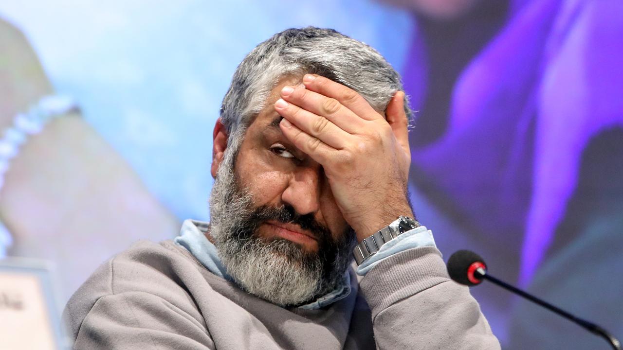 Der Schauspieler Pejman Dschamschidi nimmt an einer Pressekonferenz des 43. Fadschr-Filmfestivals in Teheran teil und hält seine linke Hand vor sein Gesicht. 