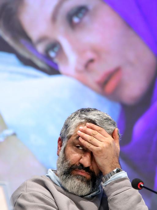 Der Schauspieler Pejman Dschamschidi nimmt an einer Pressekonferenz des 43. Fadschr-Filmfestivals in Teheran teil und hält seine linke Hand vor sein Gesicht. 