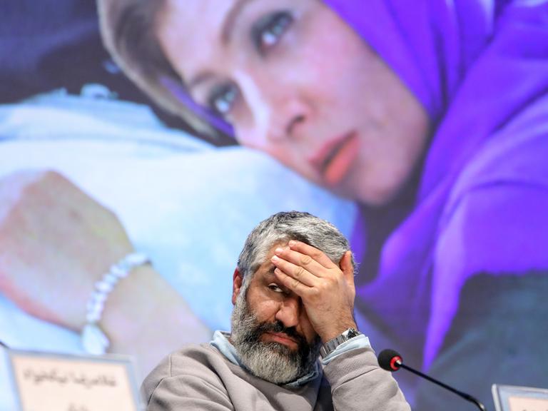 Der Schauspieler Pejman Dschamschidi nimmt an einer Pressekonferenz des 43. Fadschr-Filmfestivals in Teheran teil und hält seine linke Hand vor sein Gesicht. 
