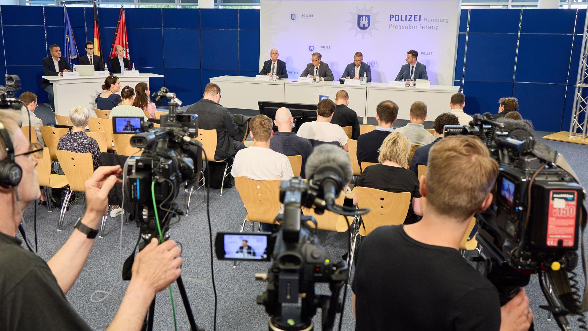 Pressekonferenz von Polizei und Generalstaatsanwaltschaft zu Haftbefehl wegen Verdacht des vollendeten und versuchten Mordes im Internet. Pressekonferenz von Polizei und Generalstaatsanwaltschaft zu Haftbefehl wegen Verdacht des vollendeten und versuchten Mordes im Internet.