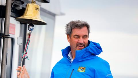 Bayerns Ministerpräsident Markus Söder (CSU) steht an der Schiffsglocke während der Reise nach Helgoland.