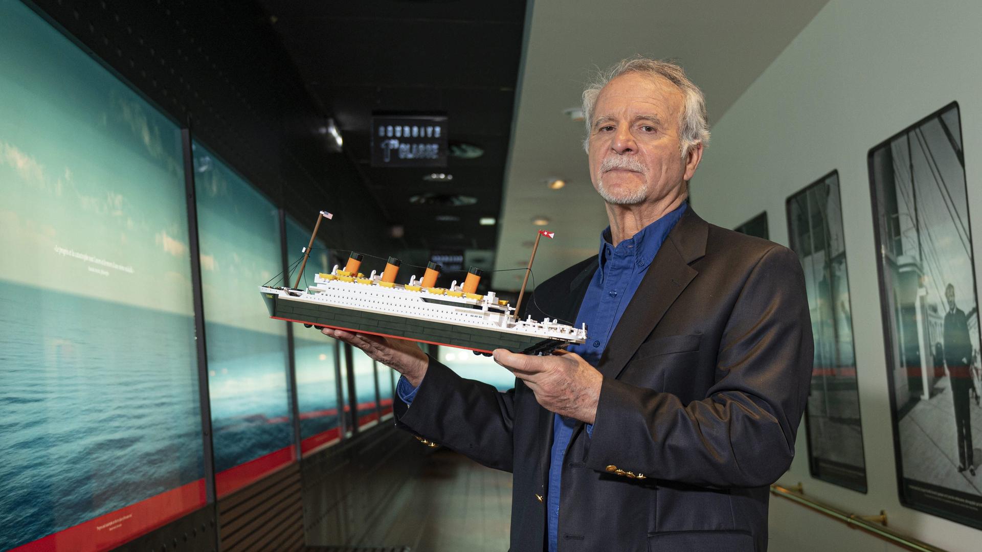 Der französische Tiefseeforscher und Titanic-Experte Paul-Henri Nargeolet mit einem Modell der Titanic in seiner Hand