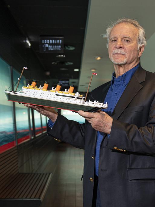 Der französische Tiefseeforscher und Titanic-Experte Paul-Henri Nargeolet mit einem Modell der Titanic in seiner Hand