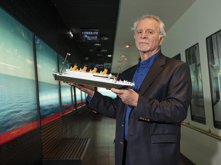 Der französische Tiefseeforscher und Titanic-Experte Paul-Henri Nargeolet mit einem Modell der Titanic in seiner Hand