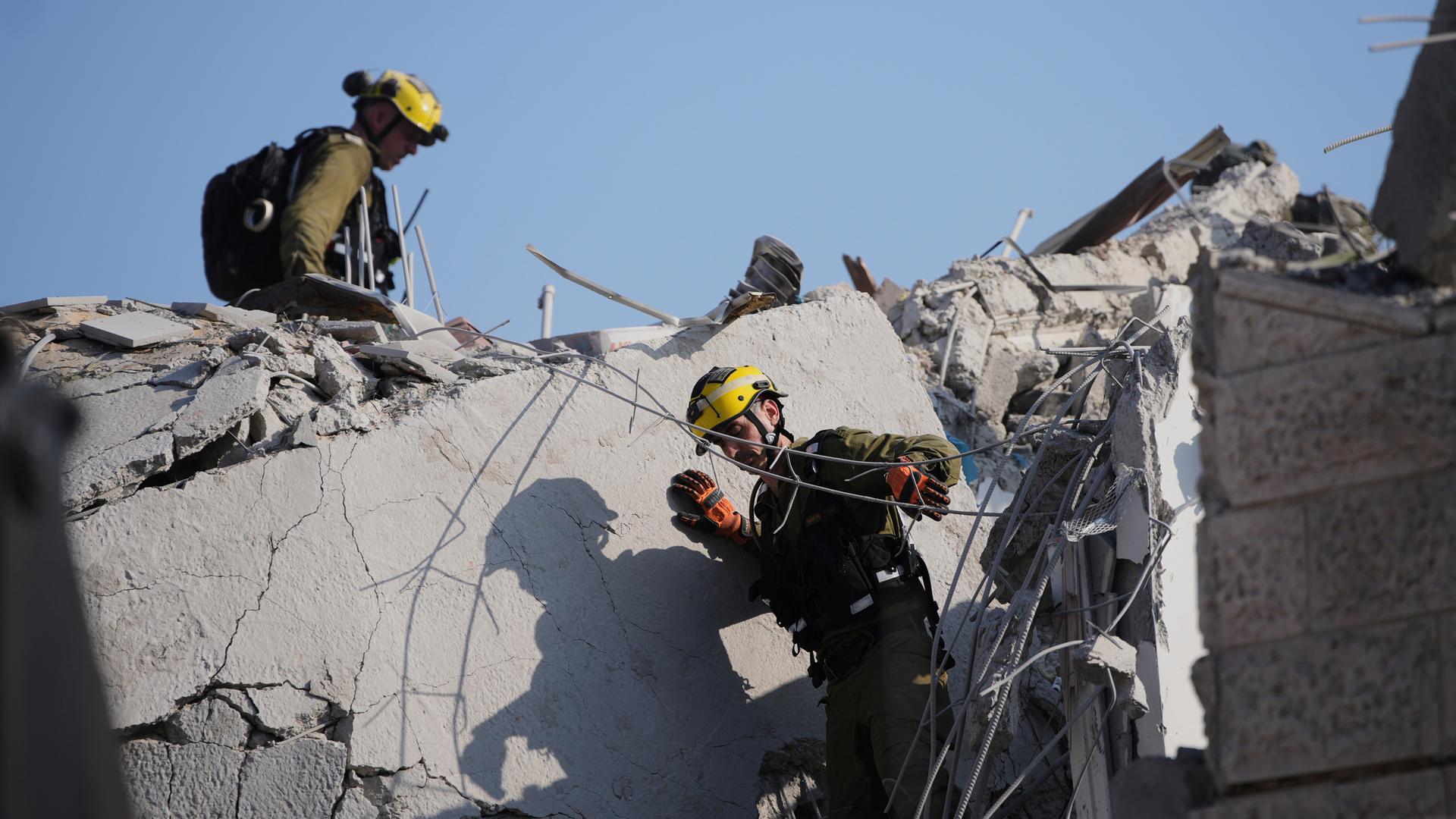  Israelische Sicherheitskräfte inspizieren zerstörte Häuser, die von einer aus dem Iran abgefeuerten Rakete getroffen wurden, in Rishon Lezion, Israel. 