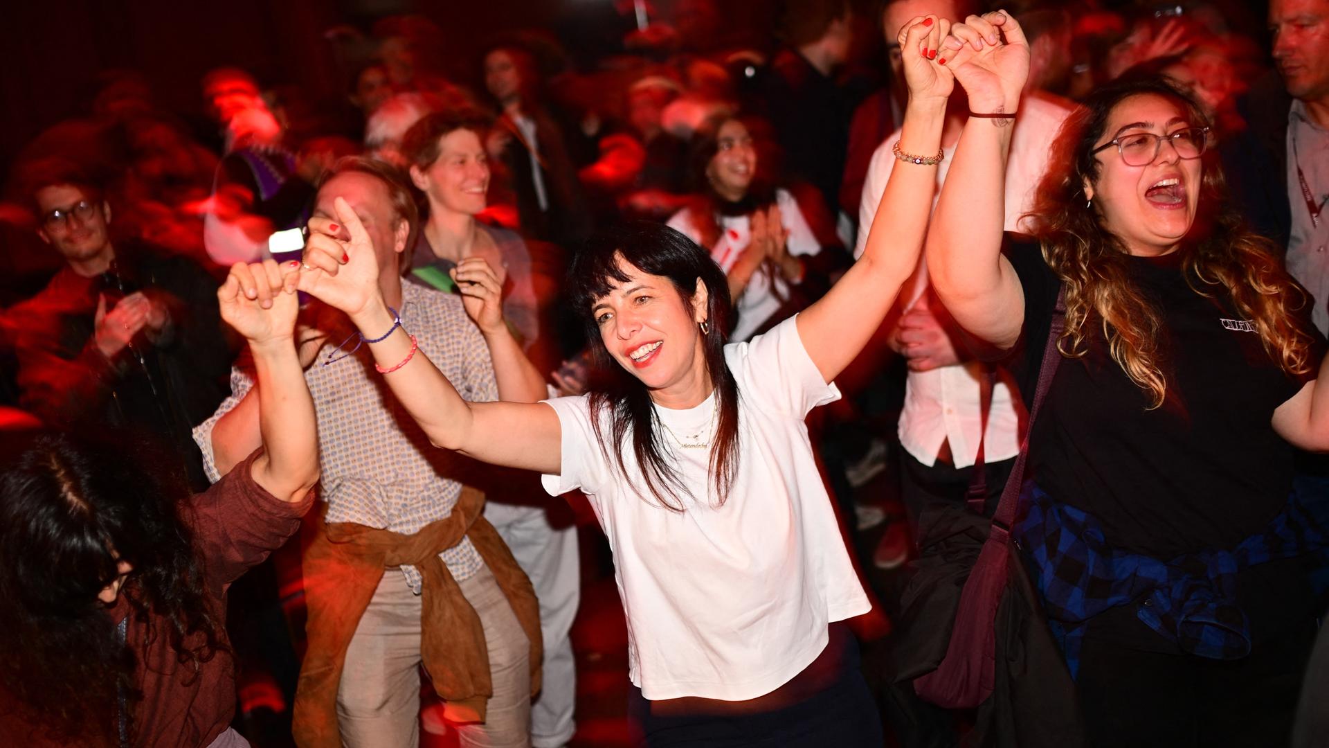 Spitzenkandidatin Elif Eralp jubelt auf einer Wahlparty der Berliner Linken im Festsaal Kreuzberg.