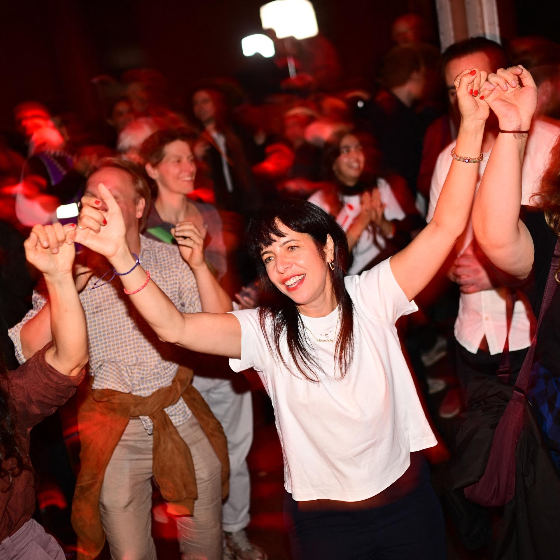 Spitzenkandidatin Elif Eralp jubelt auf einer Wahlparty der Berliner Linken im Festsaal Kreuzberg.