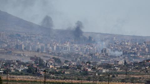 Rauch steigt bei Zusammenstößen zwischen syrischen Regierungstruppen und drusischen Milizen in der Stadt Suweida auf.