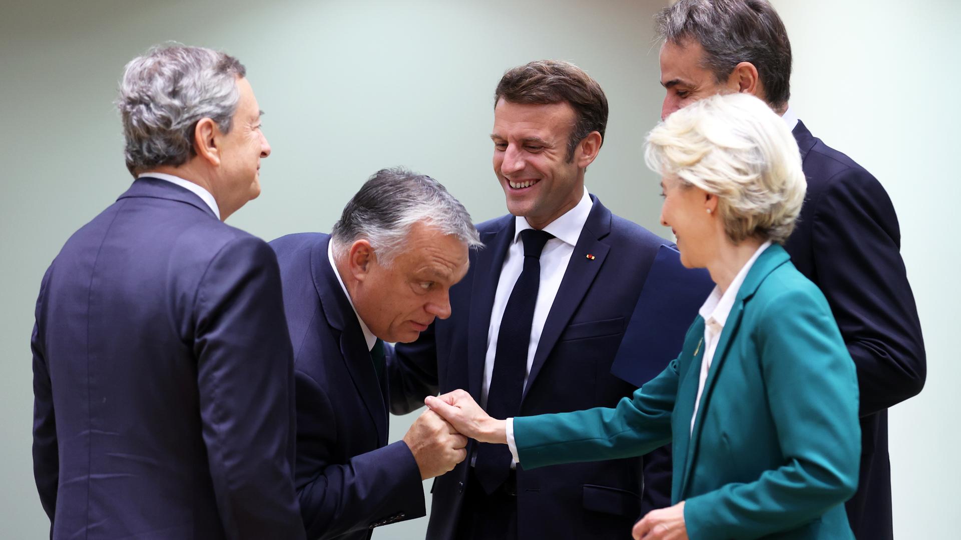 EU-Gipfel im Oktober 2022 in Brüssel: Die Staats- und Regierungschef von Ungarn, Frankreich, Italien und Griechenland, Orban, Macron, Draghi und Mitsotakis, mit EU-Kommissionspräsidentin Ursula von der Leyen. Viktor Orban neigt sich vor Ursula von der Leyen zum Handkuss.