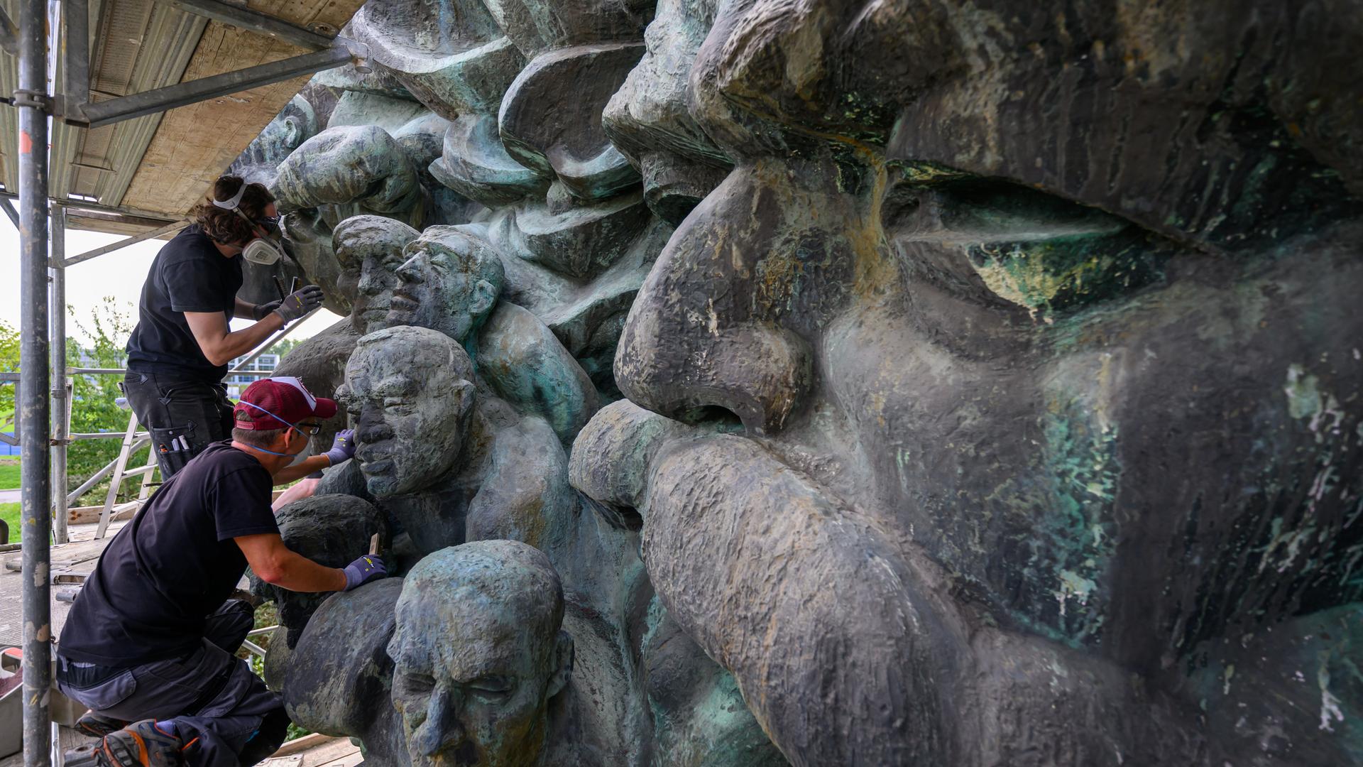 Das Marx-Relief in Leipzig wird gereinigt. Das Marx-Relief in Leipzig wird gereinigt.