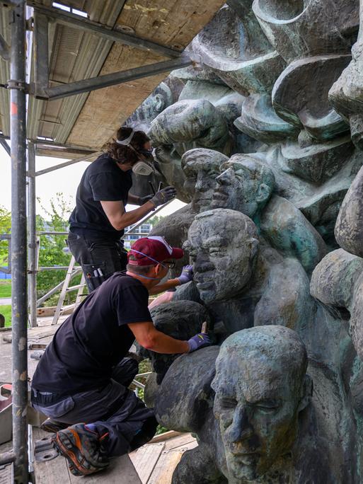 Das Marx-Relief in Leipzig wird gereinigt. Das Marx-Relief in Leipzig wird gereinigt.