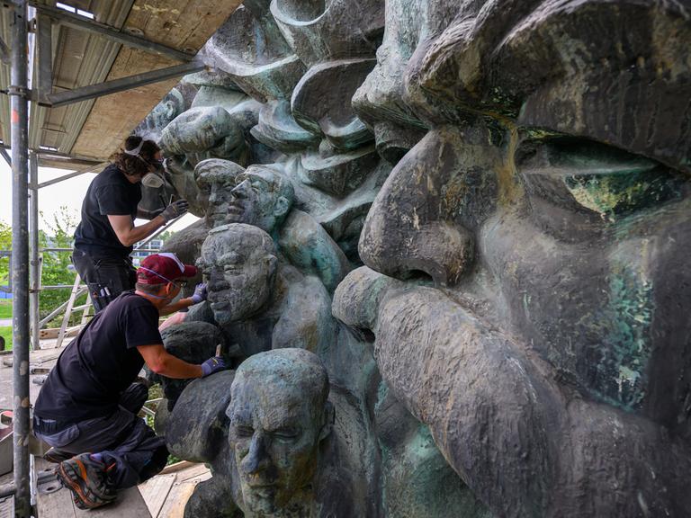 Das Marx-Relief in Leipzig wird gereinigt. Das Marx-Relief in Leipzig wird gereinigt.