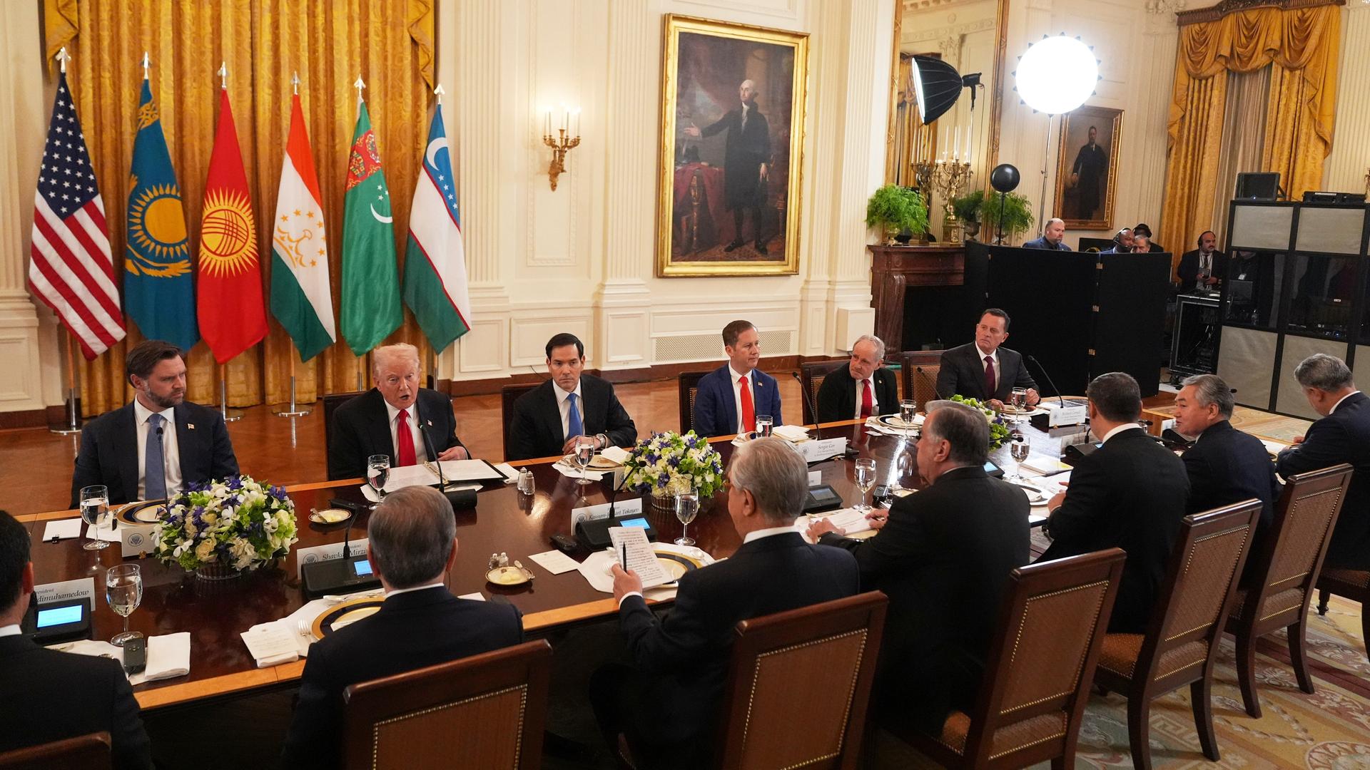US-Vizepräsident JD Vance (l-r), US-Präsident Donald Trump und US-Außenminister Marco Rubio nehmen an einem Abendessen mit führenden Vertretern zentralasiatischer Länder im East Room des Weißen Hauses in Washington teil.