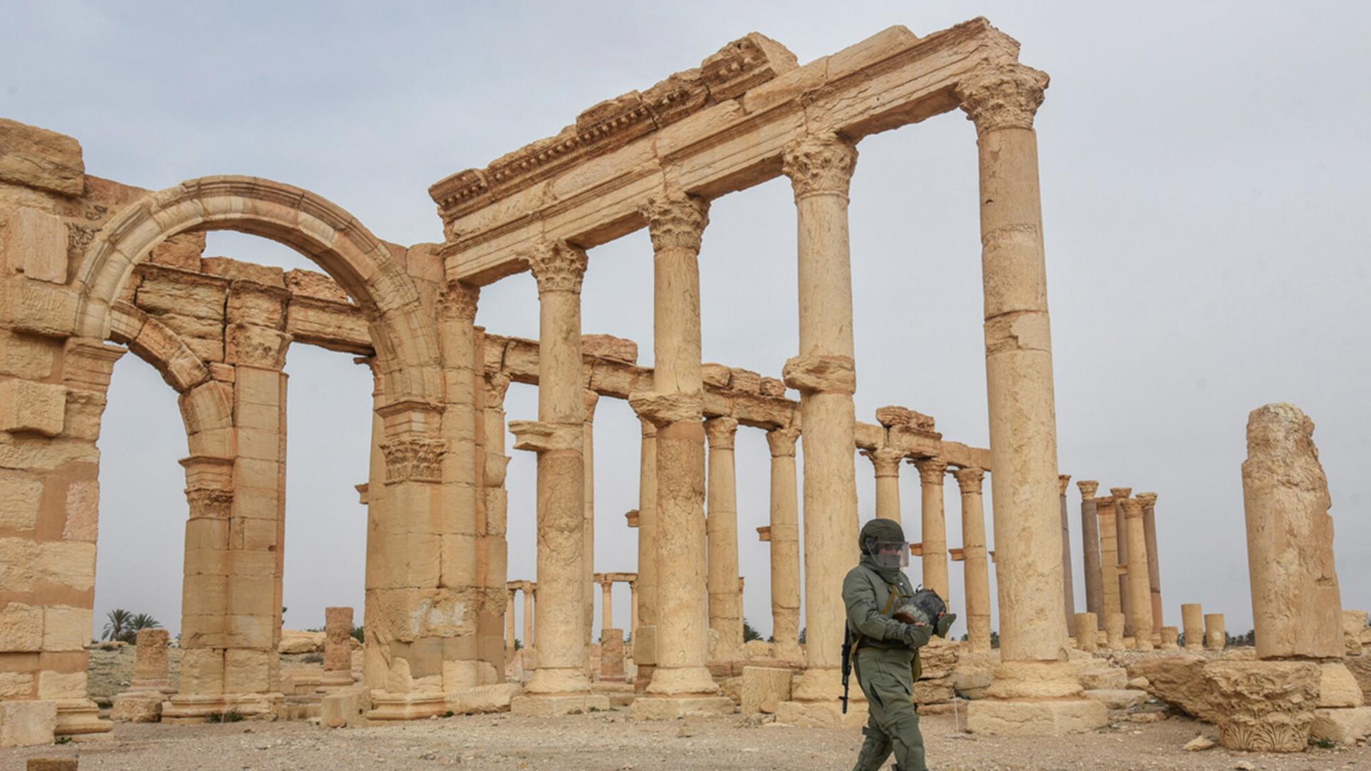 Ein russischer Soldat vor den antiken Säulen von Palmyra im März 2017