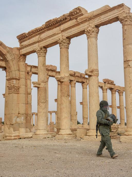 Ein russischer Soldat vor den antiken Säulen von Palmyra im März 2017