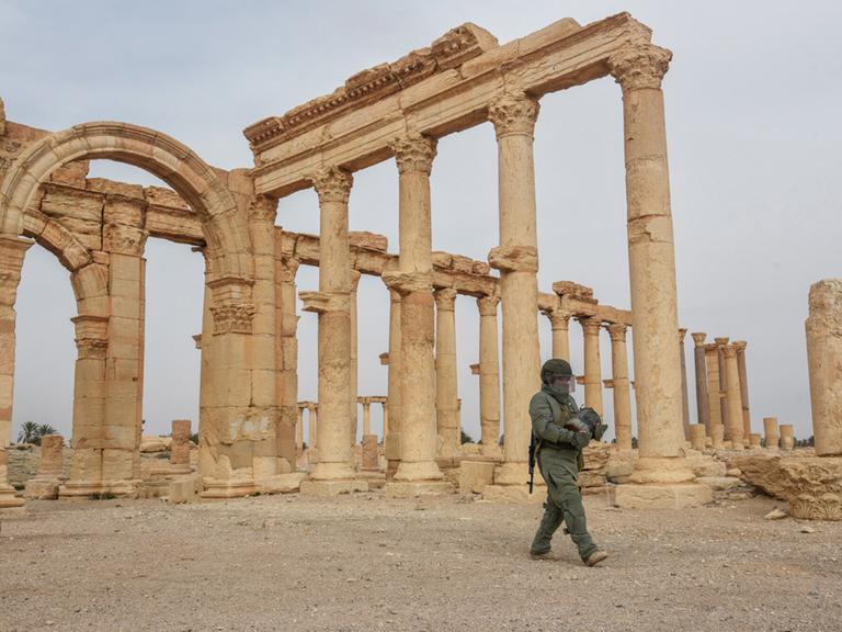 Ein russischer Soldat vor den antiken Säulen von Palmyra im März 2017